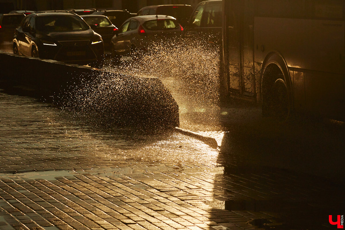 Вчера дождь и солнце не один раз сменяли друг друга, в итоге небо над городом раскрасила удивительной красоты двойная радуга. Кто не успел полюбоваться ей, оцените снимки нашего фотографа.