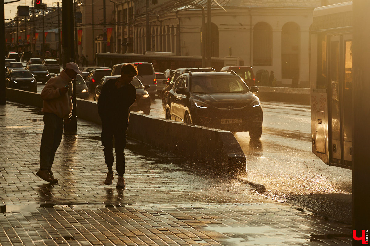 Вчера дождь и солнце не один раз сменяли друг друга, в итоге небо над городом раскрасила удивительной красоты двойная радуга. Кто не успел полюбоваться ей, оцените снимки нашего фотографа.