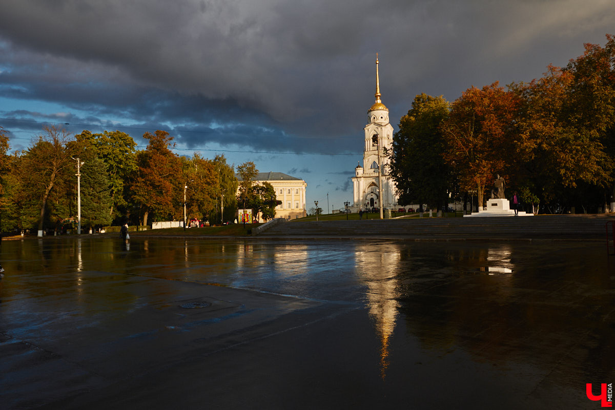 Вчера дождь и солнце не один раз сменяли друг друга, в итоге небо над городом раскрасила удивительной красоты двойная радуга. Кто не успел полюбоваться ей, оцените снимки нашего фотографа.