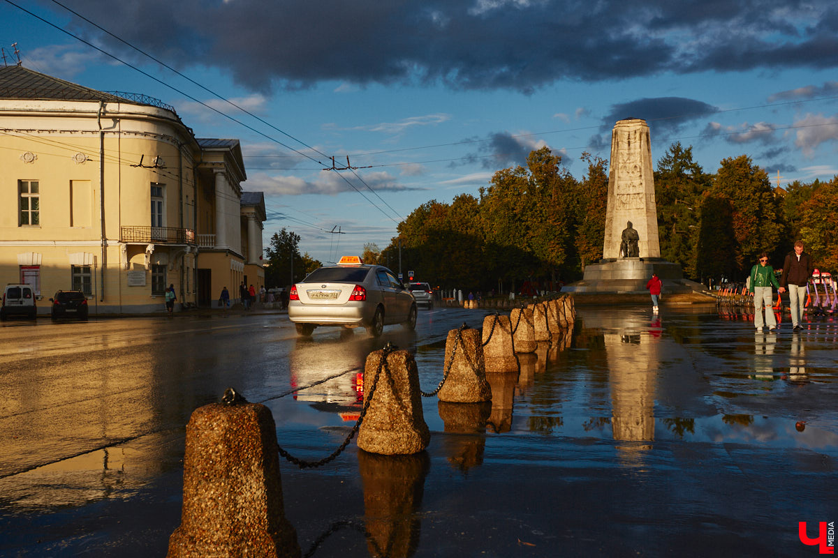Вчера дождь и солнце не один раз сменяли друг друга, в итоге небо над городом раскрасила удивительной красоты двойная радуга. Кто не успел полюбоваться ей, оцените снимки нашего фотографа.