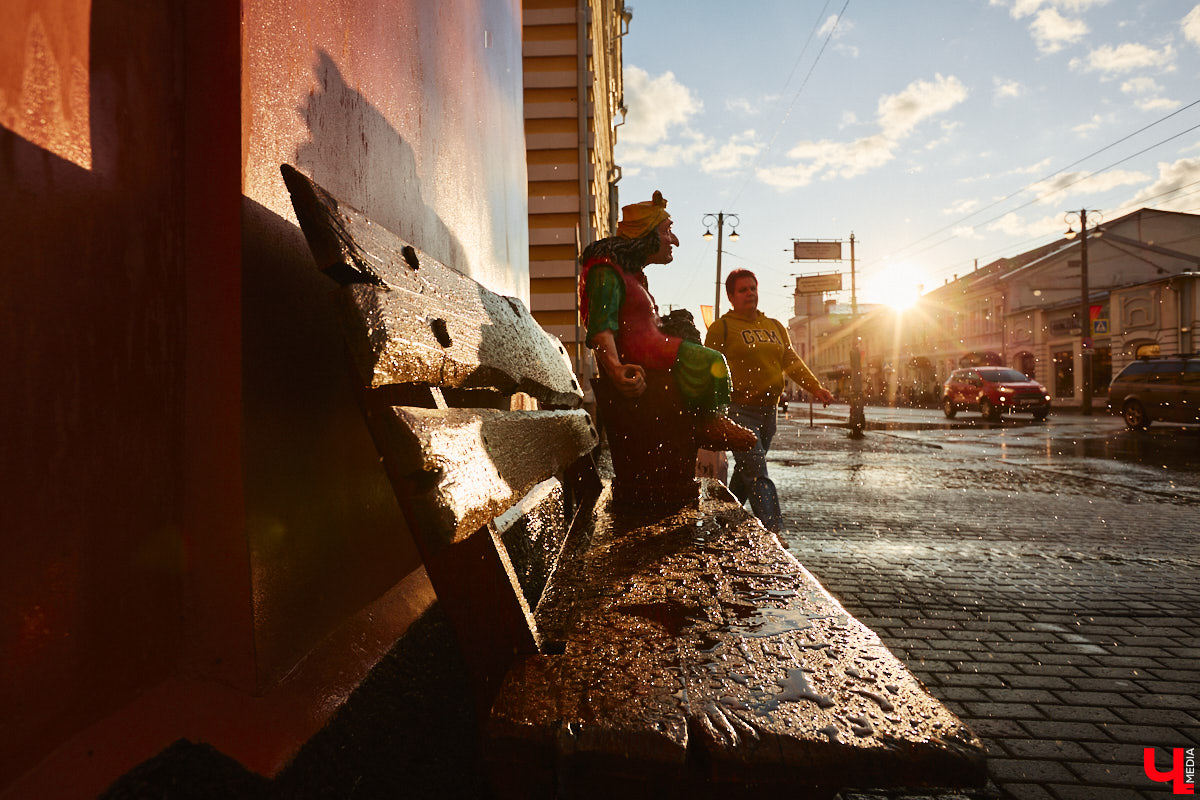 Вчера дождь и солнце не один раз сменяли друг друга, в итоге небо над городом раскрасила удивительной красоты двойная радуга. Кто не успел полюбоваться ей, оцените снимки нашего фотографа.