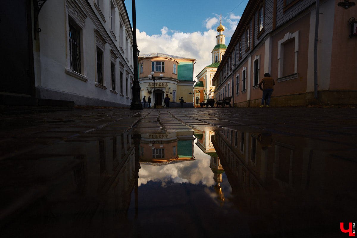 Вчера дождь и солнце не один раз сменяли друг друга, в итоге небо над городом раскрасила удивительной красоты двойная радуга. Кто не успел полюбоваться ей, оцените снимки нашего фотографа.