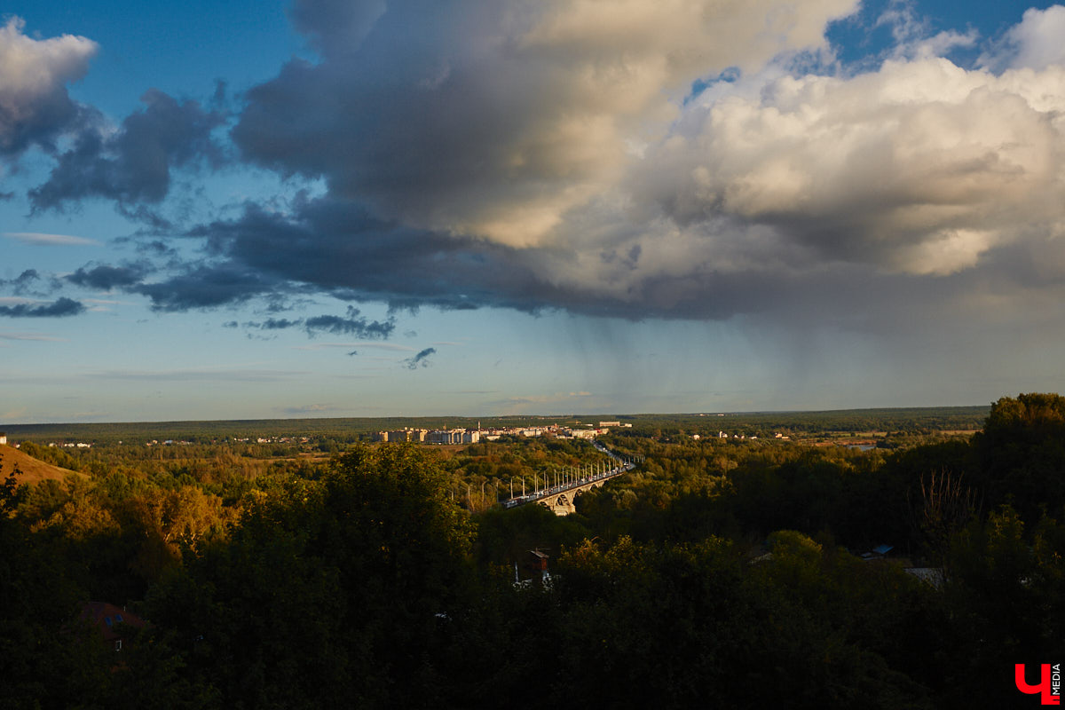 Вчера дождь и солнце не один раз сменяли друг друга, в итоге небо над городом раскрасила удивительной красоты двойная радуга. Кто не успел полюбоваться ей, оцените снимки нашего фотографа.