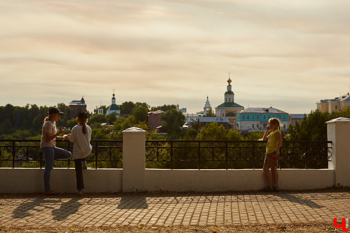 Думали, что с уходом лета завершится и обновление областного центра? Как бы не так! Владимир продолжат приводить в порядок до конца осени. Например, после того как найдут подрядчиков, в центре отремонтируют смотровую площадку и памятник князю Владимиру, а в микрорайоне 8-ЮЗ начнут первый этап благоустройства сквера.