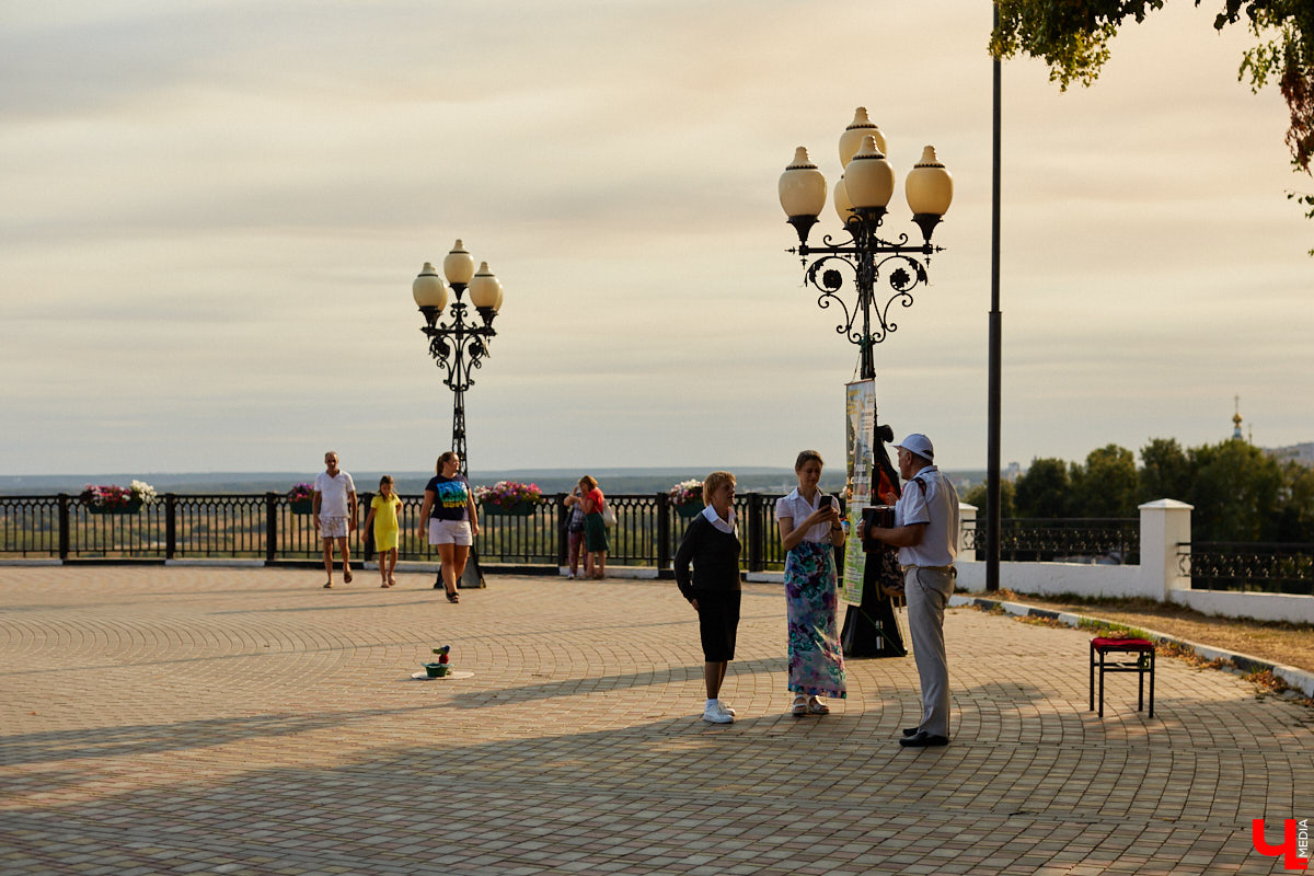 Думали, что с уходом лета завершится и обновление областного центра? Как бы не так! Владимир продолжат приводить в порядок до конца осени. Например, после того как найдут подрядчиков, в центре отремонтируют смотровую площадку и памятник князю Владимиру, а в микрорайоне 8-ЮЗ начнут первый этап благоустройства сквера.