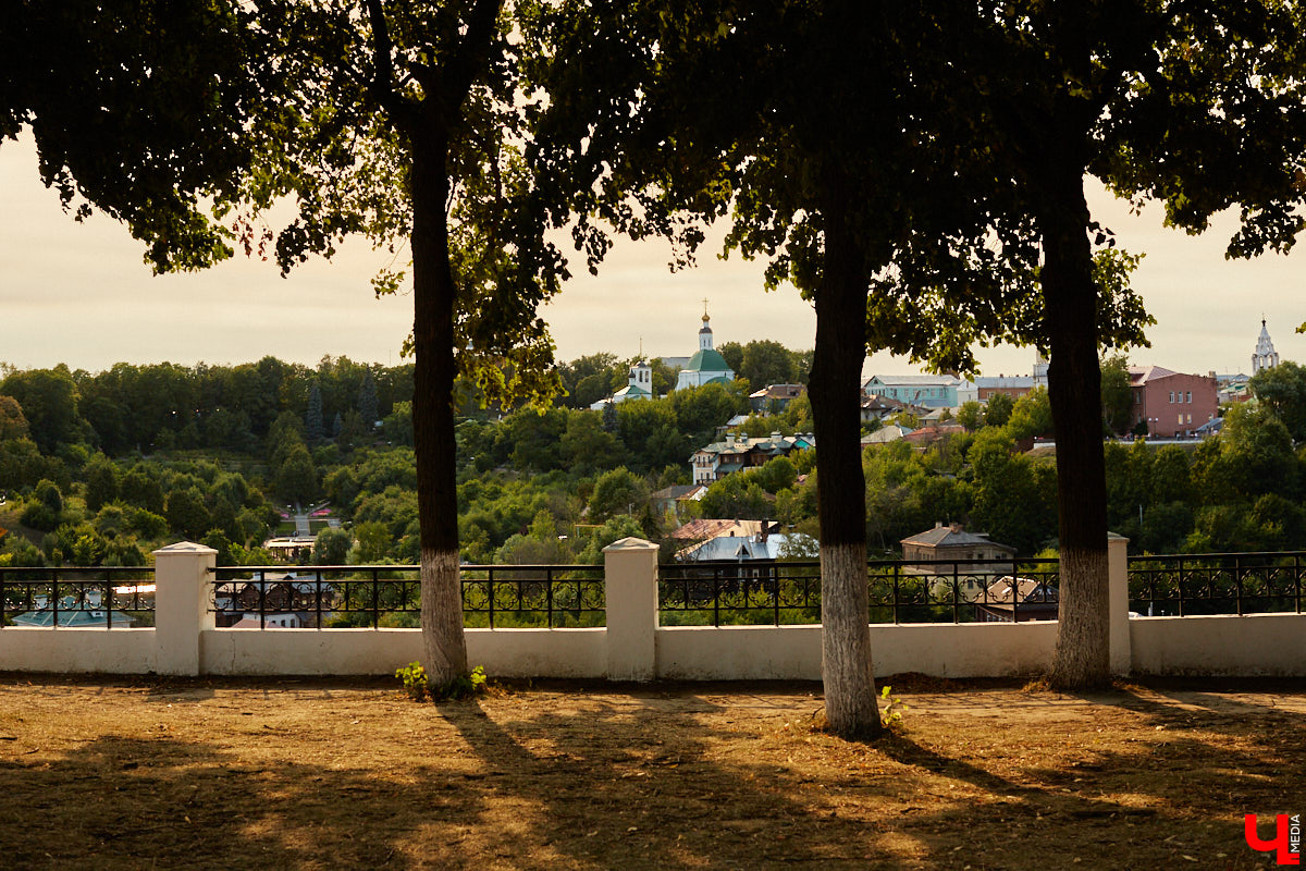 Думали, что с уходом лета завершится и обновление областного центра? Как бы не так! Владимир продолжат приводить в порядок до конца осени. Например, после того как найдут подрядчиков, в центре отремонтируют смотровую площадку и памятник князю Владимиру, а в микрорайоне 8-ЮЗ начнут первый этап благоустройства сквера.