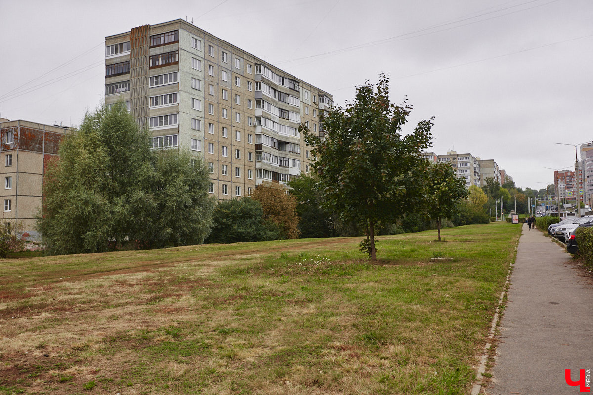 Думали, что с уходом лета завершится и обновление областного центра? Как бы не так! Владимир продолжат приводить в порядок до конца осени. Например, после того как найдут подрядчиков, в центре отремонтируют смотровую площадку и памятник князю Владимиру, а в микрорайоне 8-ЮЗ начнут первый этап благоустройства сквера.