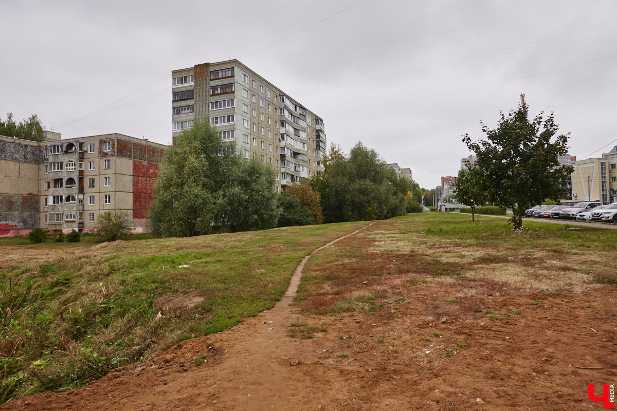 Думали, что с уходом лета завершится и обновление областного центра? Как бы не так! Владимир продолжат приводить в порядок до конца осени. Например, после того как найдут подрядчиков, в центре отремонтируют смотровую площадку и памятник князю Владимиру, а в микрорайоне 8-ЮЗ начнут первый этап благоустройства сквера.