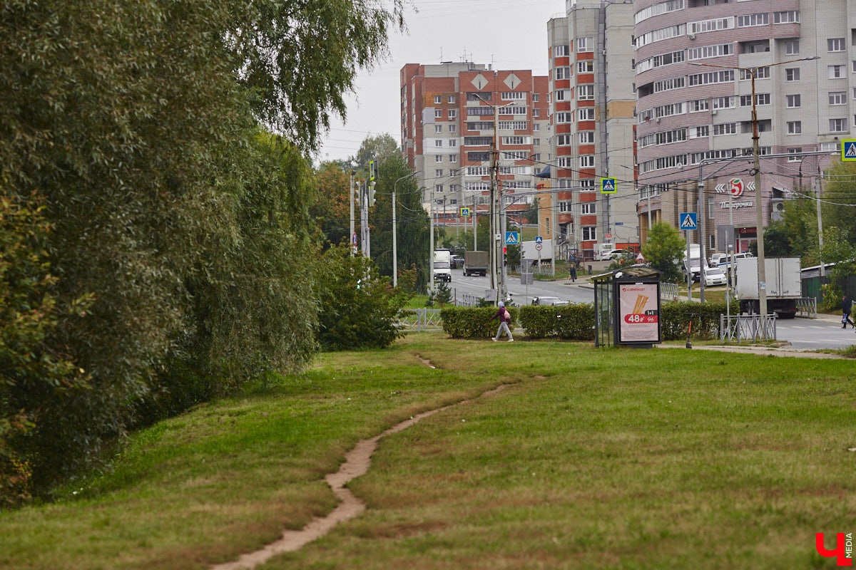 Думали, что с уходом лета завершится и обновление областного центра? Как бы не так! Владимир продолжат приводить в порядок до конца осени. Например, после того как найдут подрядчиков, в центре отремонтируют смотровую площадку и памятник князю Владимиру, а в микрорайоне 8-ЮЗ начнут первый этап благоустройства сквера.