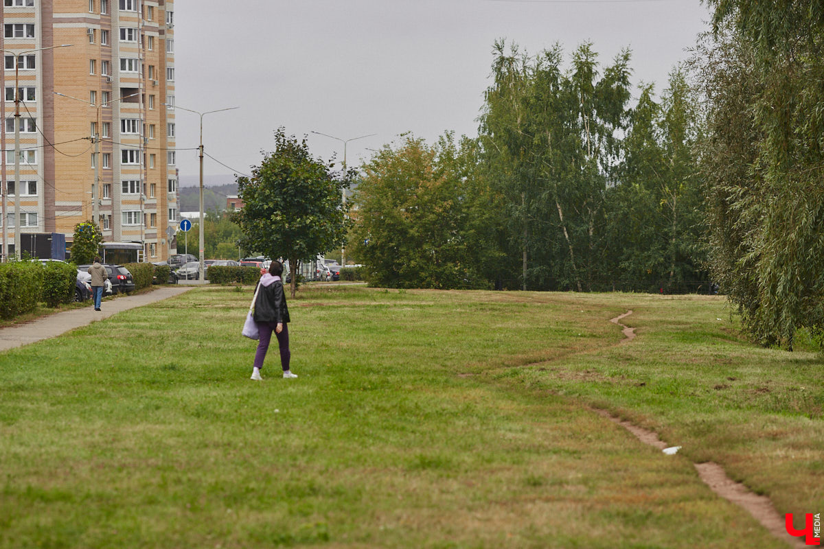 Думали, что с уходом лета завершится и обновление областного центра? Как бы не так! Владимир продолжат приводить в порядок до конца осени. Например, после того как найдут подрядчиков, в центре отремонтируют смотровую площадку и памятник князю Владимиру, а в микрорайоне 8-ЮЗ начнут первый этап благоустройства сквера.