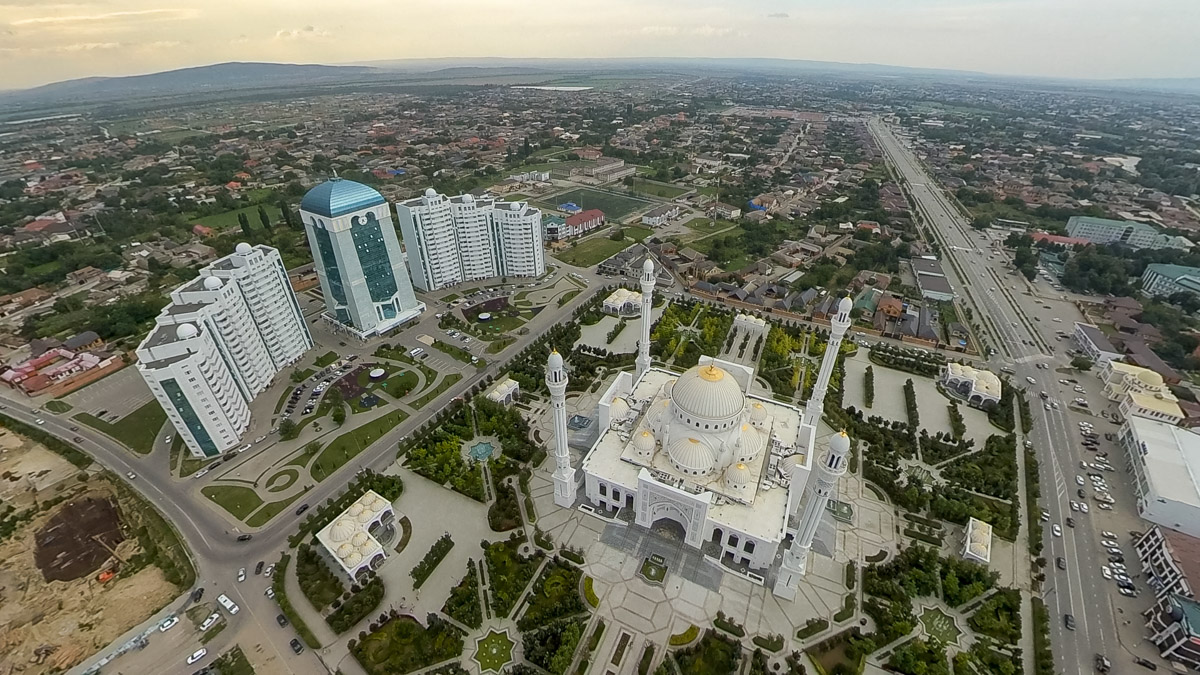 Ваше величество Кавказ! Захватывающие виды, мистическая атмосфера прошлого, яркая самобытность. Этим летом съемочная команда из Владимира открыла для себя живописные просторы Чечни и Дагестана. Ребята запечатлели их с высоты птичьего полета для новых VR-фильмов, а также поделились с нами советами для экономного путешествия по республикам.