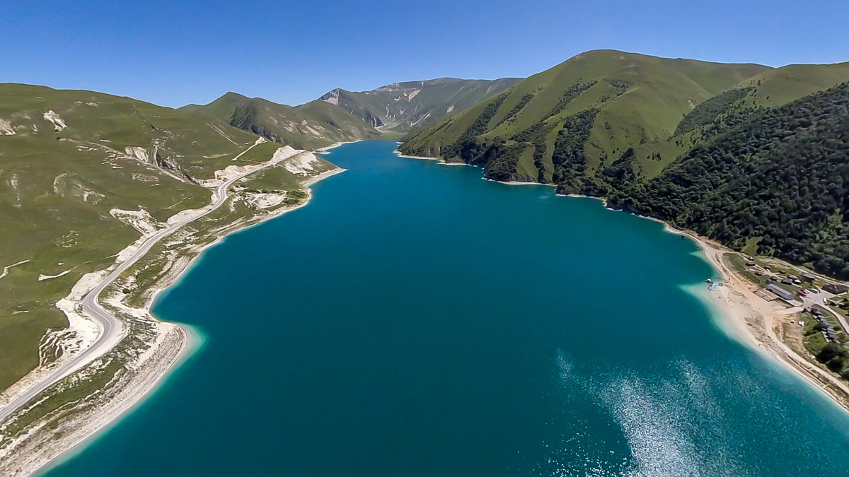 Ваше величество Кавказ! Захватывающие виды, мистическая атмосфера прошлого, яркая самобытность. Этим летом съемочная команда из Владимира открыла для себя живописные просторы Чечни и Дагестана. Ребята запечатлели их с высоты птичьего полета для новых VR-фильмов, а также поделились с нами советами для экономного путешествия по республикам.