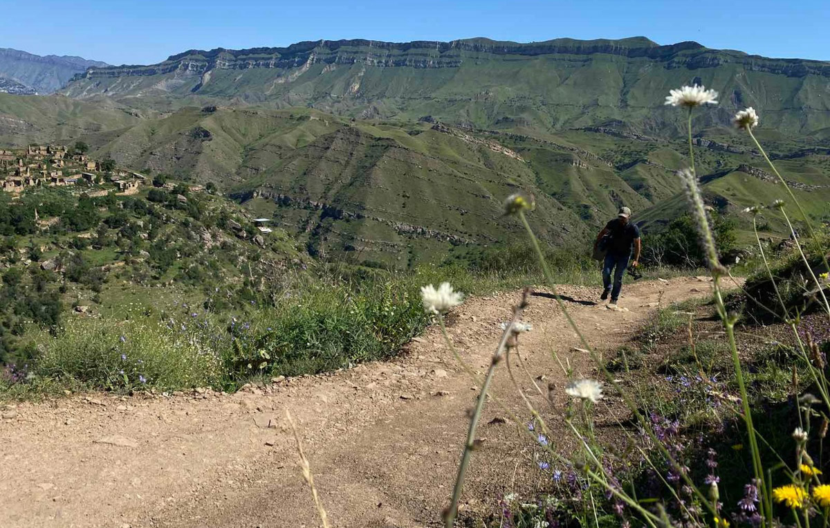 Ваше величество Кавказ! Захватывающие виды, мистическая атмосфера прошлого, яркая самобытность. Этим летом съемочная команда из Владимира открыла для себя живописные просторы Чечни и Дагестана. Ребята запечатлели их с высоты птичьего полета для новых VR-фильмов, а также поделились с нами советами для экономного путешествия по республикам.
