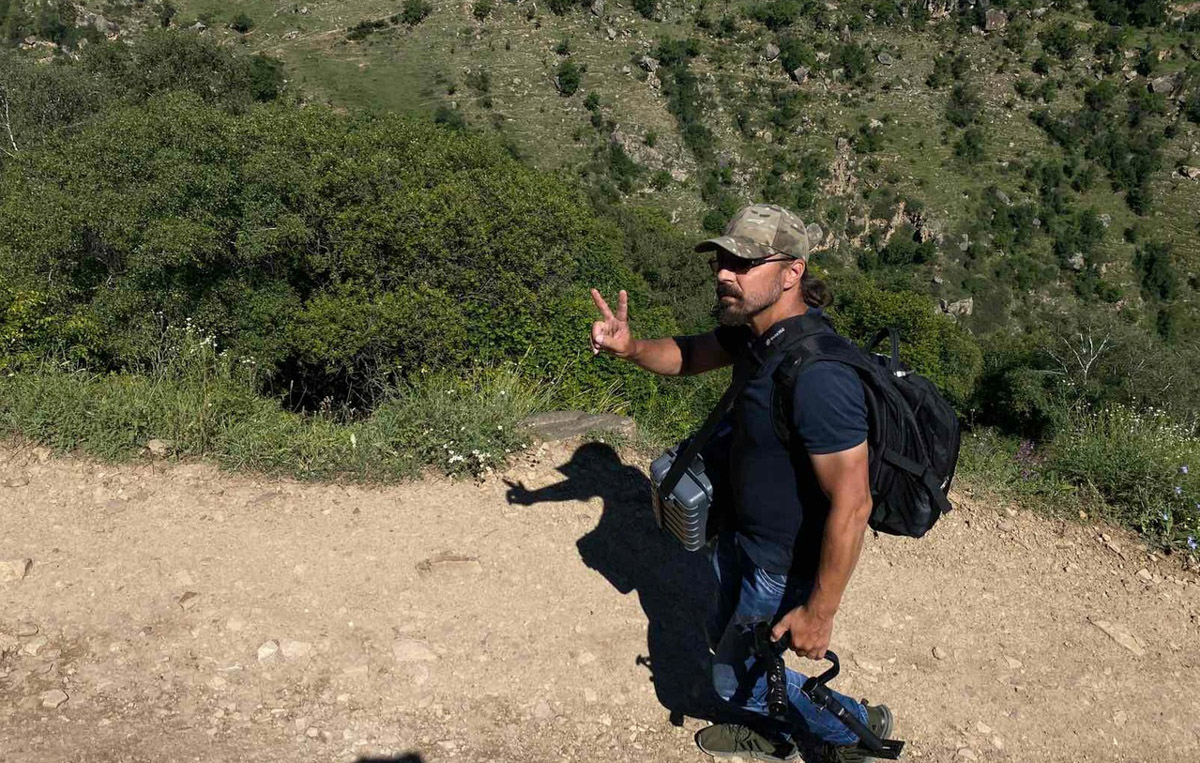 Ваше величество Кавказ! Захватывающие виды, мистическая атмосфера прошлого, яркая самобытность. Этим летом съемочная команда из Владимира открыла для себя живописные просторы Чечни и Дагестана. Ребята запечатлели их с высоты птичьего полета для новых VR-фильмов, а также поделились с нами советами для экономного путешествия по республикам.