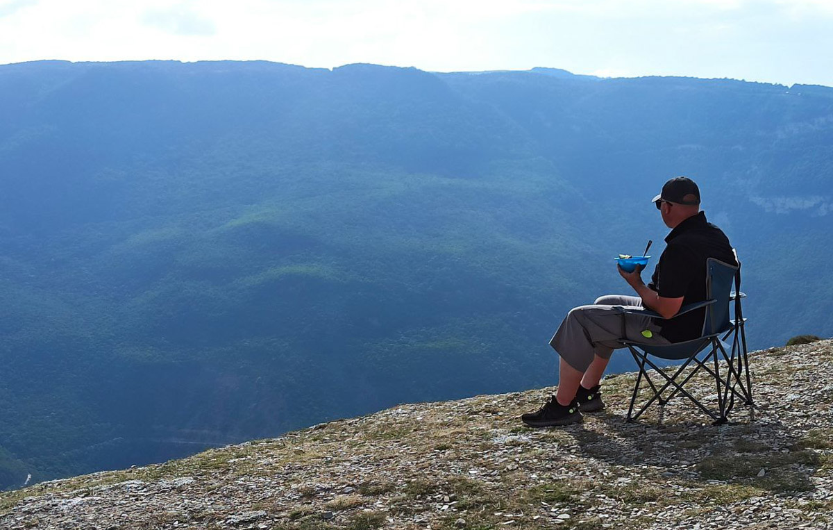 Ваше величество Кавказ! Захватывающие виды, мистическая атмосфера прошлого, яркая самобытность. Этим летом съемочная команда из Владимира открыла для себя живописные просторы Чечни и Дагестана. Ребята запечатлели их с высоты птичьего полета для новых VR-фильмов, а также поделились с нами советами для экономного путешествия по республикам.