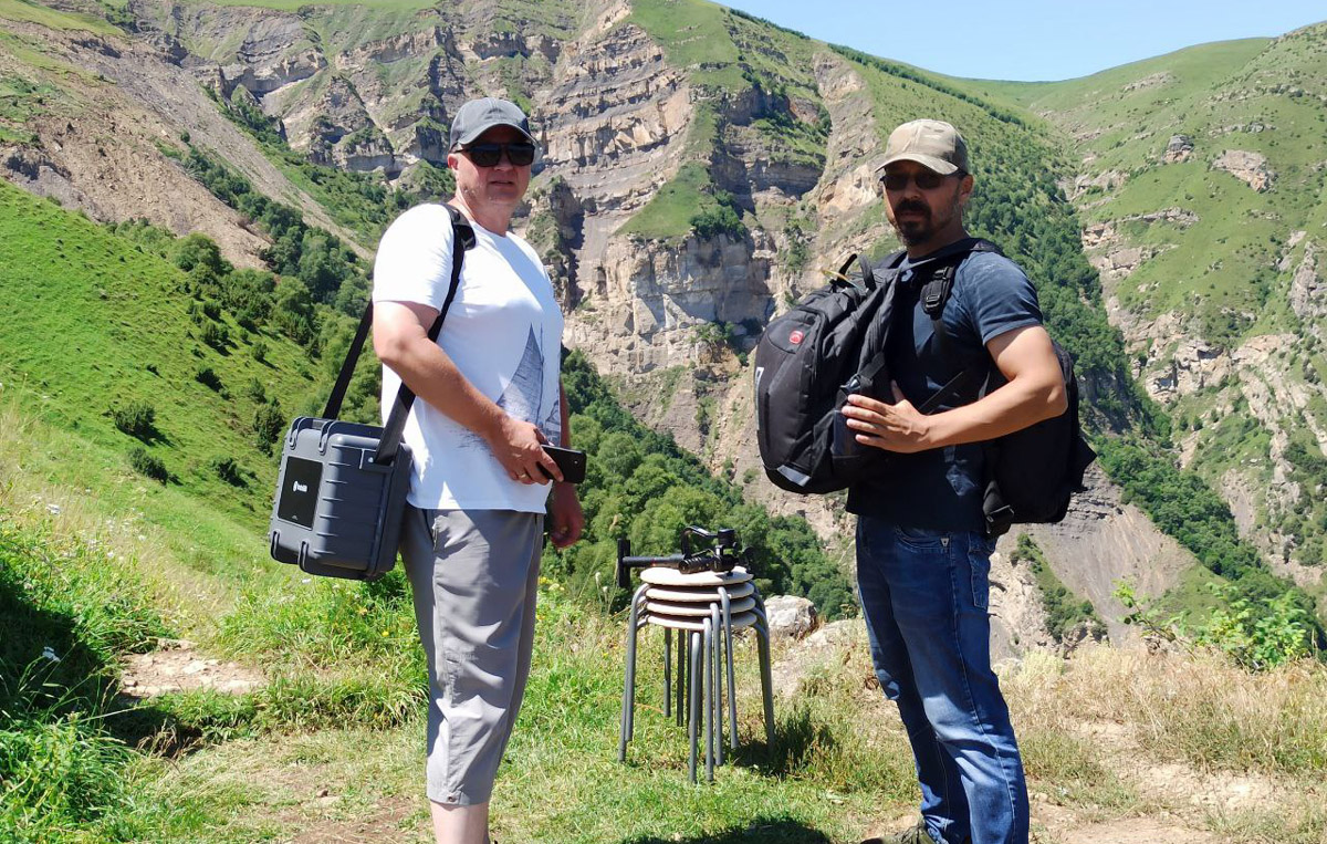 Ваше величество Кавказ! Захватывающие виды, мистическая атмосфера прошлого, яркая самобытность. Этим летом съемочная команда из Владимира открыла для себя живописные просторы Чечни и Дагестана. Ребята запечатлели их с высоты птичьего полета для новых VR-фильмов, а также поделились с нами советами для экономного путешествия по республикам.