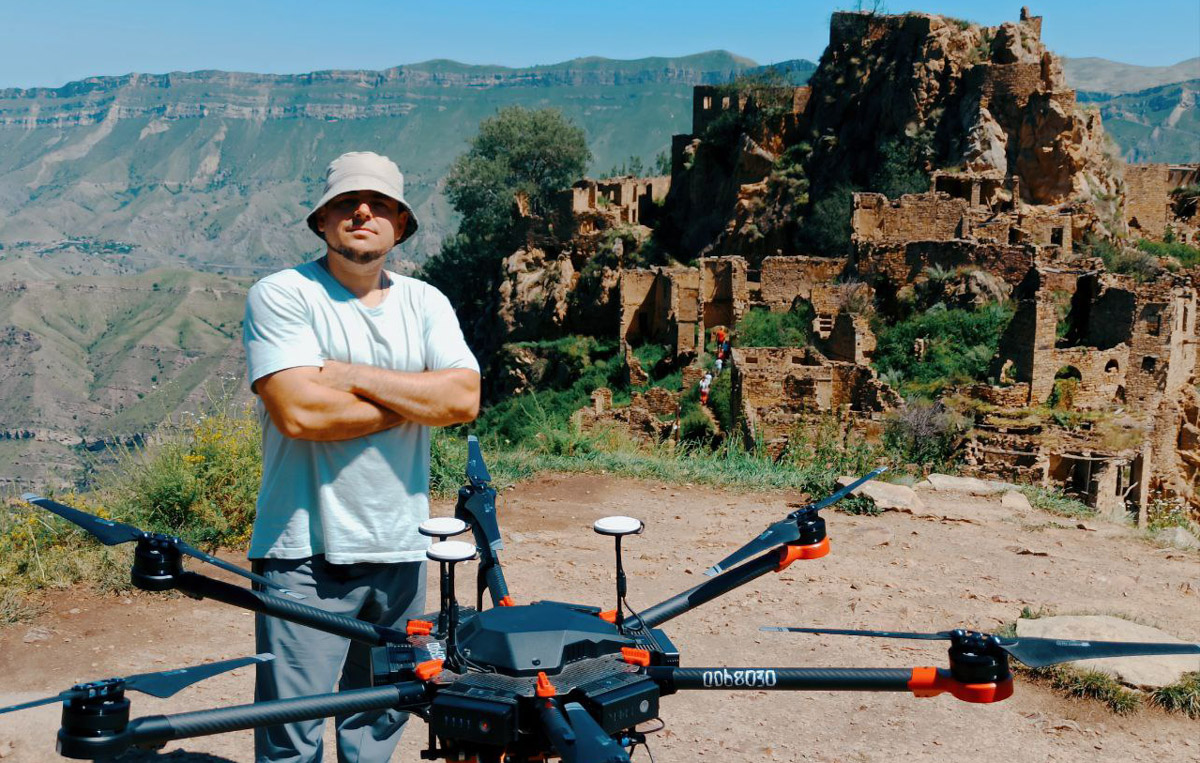 Ваше величество Кавказ! Захватывающие виды, мистическая атмосфера прошлого, яркая самобытность. Этим летом съемочная команда из Владимира открыла для себя живописные просторы Чечни и Дагестана. Ребята запечатлели их с высоты птичьего полета для новых VR-фильмов, а также поделились с нами советами для экономного путешествия по республикам.