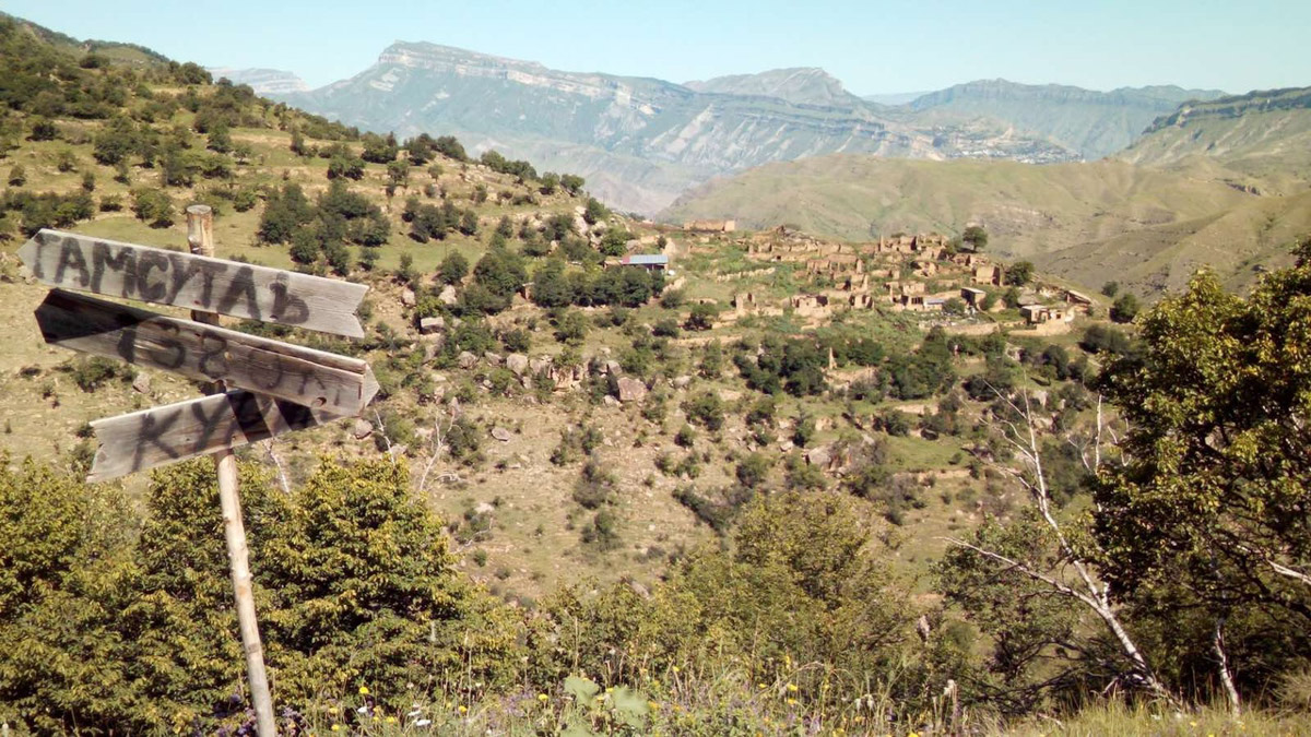 Ваше величество Кавказ! Захватывающие виды, мистическая атмосфера прошлого, яркая самобытность. Этим летом съемочная команда из Владимира открыла для себя живописные просторы Чечни и Дагестана. Ребята запечатлели их с высоты птичьего полета для новых VR-фильмов, а также поделились с нами советами для экономного путешествия по республикам.