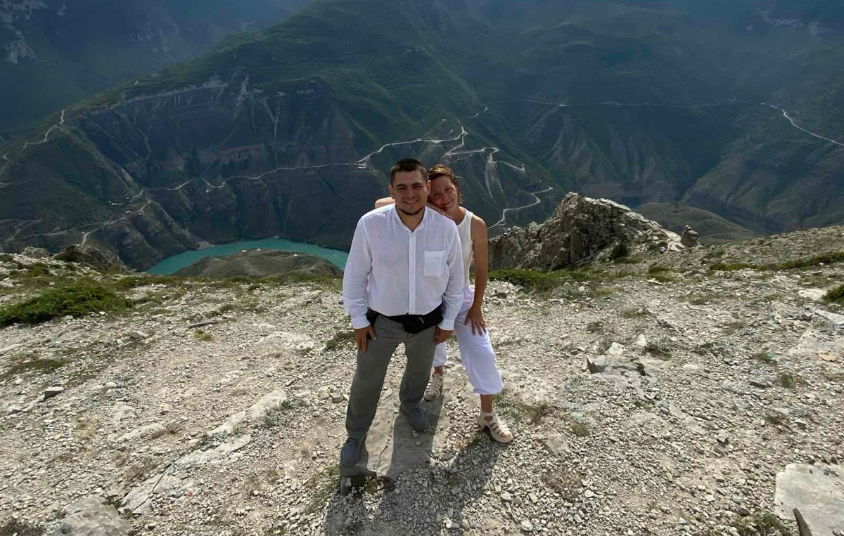 Ваше величество Кавказ! Захватывающие виды, мистическая атмосфера прошлого, яркая самобытность. Этим летом съемочная команда из Владимира открыла для себя живописные просторы Чечни и Дагестана. Ребята запечатлели их с высоты птичьего полета для новых VR-фильмов, а также поделились с нами советами для экономного путешествия по республикам.