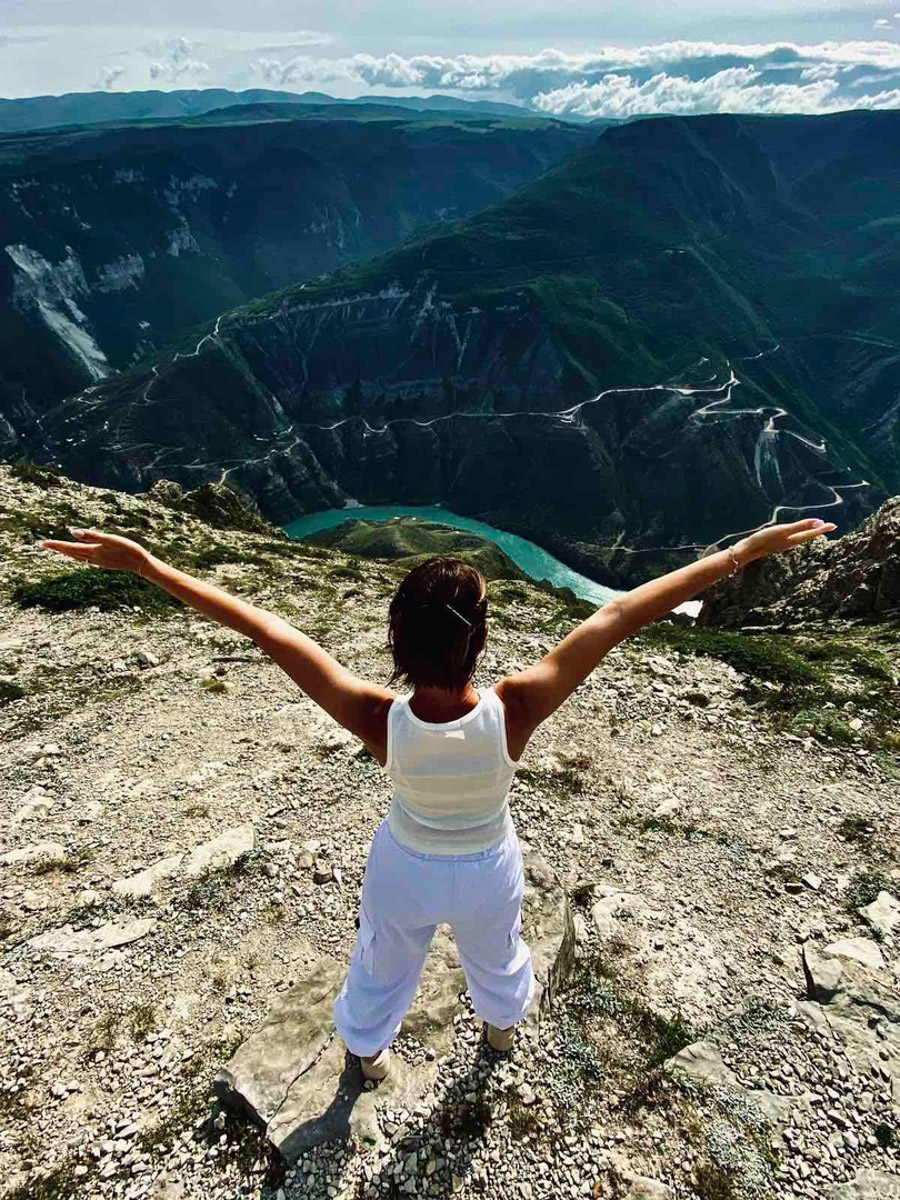 Ваше величество Кавказ! Захватывающие виды, мистическая атмосфера прошлого, яркая самобытность. Этим летом съемочная команда из Владимира открыла для себя живописные просторы Чечни и Дагестана. Ребята запечатлели их с высоты птичьего полета для новых VR-фильмов, а также поделились с нами советами для экономного путешествия по республикам.