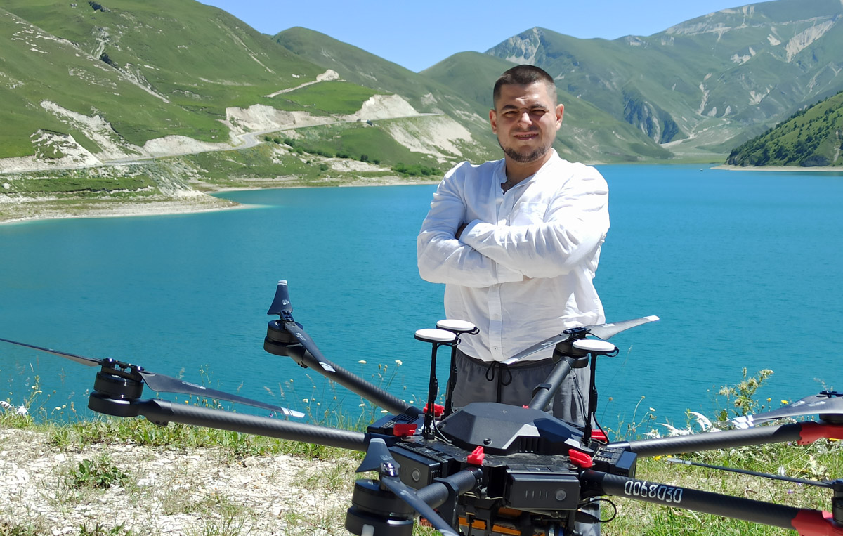 Ваше величество Кавказ! Захватывающие виды, мистическая атмосфера прошлого, яркая самобытность. Этим летом съемочная команда из Владимира открыла для себя живописные просторы Чечни и Дагестана. Ребята запечатлели их с высоты птичьего полета для новых VR-фильмов, а также поделились с нами советами для экономного путешествия по республикам.