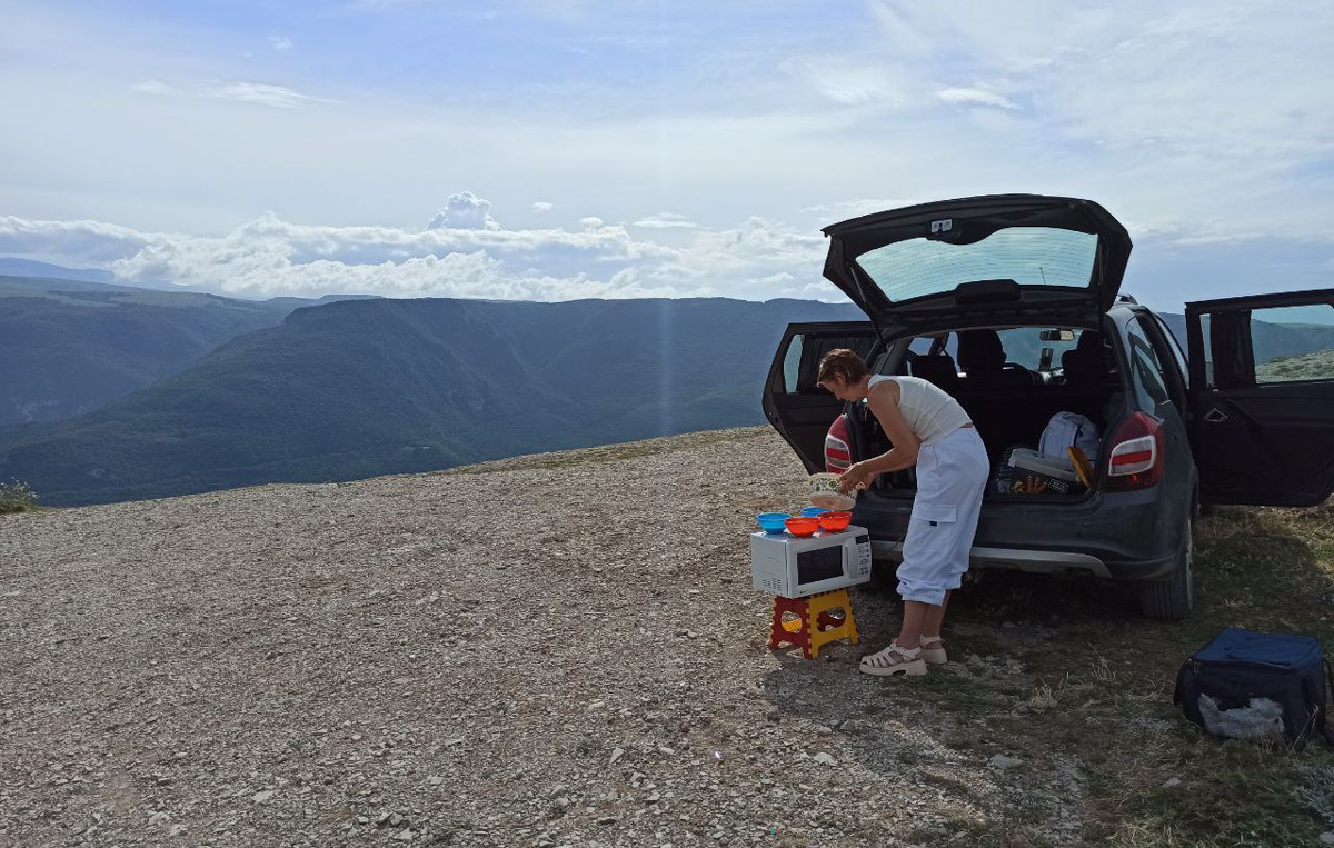 Ваше величество Кавказ! Захватывающие виды, мистическая атмосфера прошлого, яркая самобытность. Этим летом съемочная команда из Владимира открыла для себя живописные просторы Чечни и Дагестана. Ребята запечатлели их с высоты птичьего полета для новых VR-фильмов, а также поделились с нами советами для экономного путешествия по республикам.