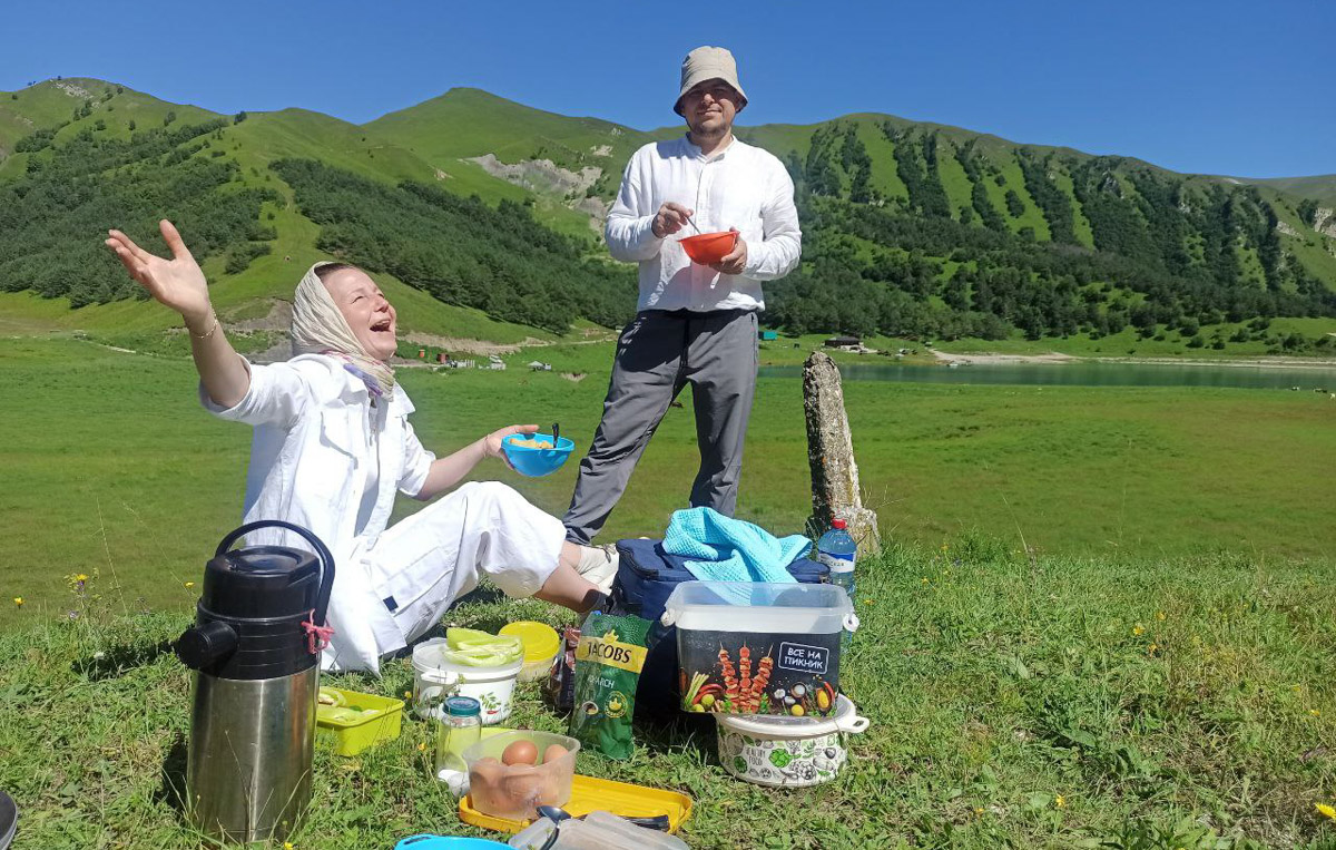 Ваше величество Кавказ! Захватывающие виды, мистическая атмосфера прошлого, яркая самобытность. Этим летом съемочная команда из Владимира открыла для себя живописные просторы Чечни и Дагестана. Ребята запечатлели их с высоты птичьего полета для новых VR-фильмов, а также поделились с нами советами для экономного путешествия по республикам.