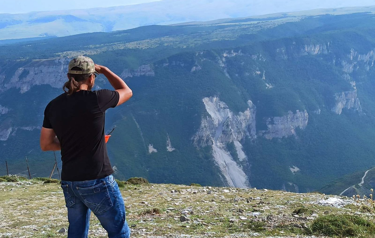 Ваше величество Кавказ! Захватывающие виды, мистическая атмосфера прошлого, яркая самобытность. Этим летом съемочная команда из Владимира открыла для себя живописные просторы Чечни и Дагестана. Ребята запечатлели их с высоты птичьего полета для новых VR-фильмов, а также поделились с нами советами для экономного путешествия по республикам.