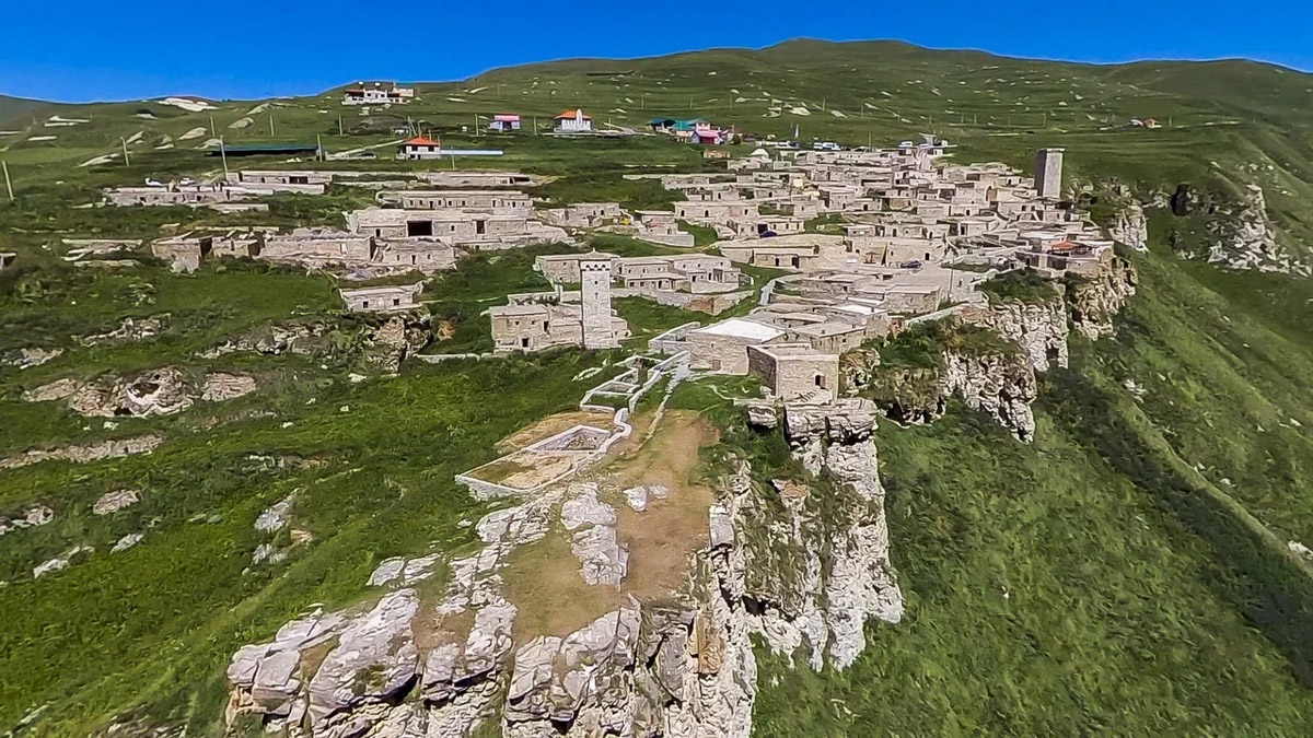 Ваше величество Кавказ! Захватывающие виды, мистическая атмосфера прошлого, яркая самобытность. Этим летом съемочная команда из Владимира открыла для себя живописные просторы Чечни и Дагестана. Ребята запечатлели их с высоты птичьего полета для новых VR-фильмов, а также поделились с нами советами для экономного путешествия по республикам.