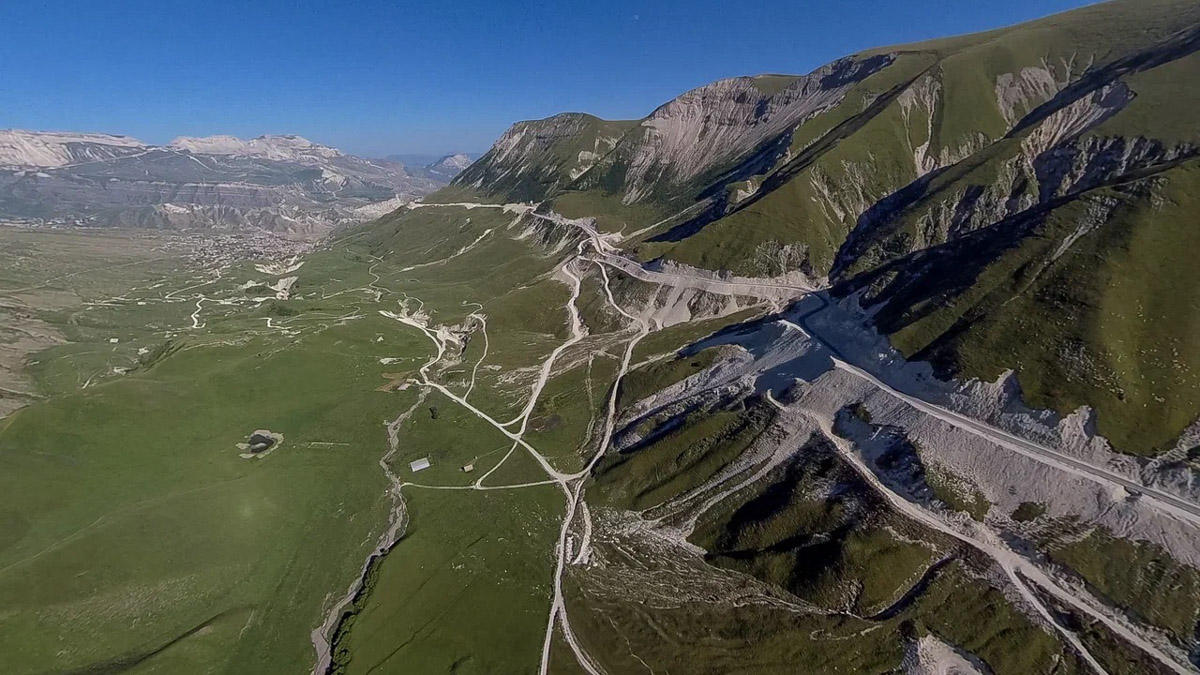 Ваше величество Кавказ! Захватывающие виды, мистическая атмосфера прошлого, яркая самобытность. Этим летом съемочная команда из Владимира открыла для себя живописные просторы Чечни и Дагестана. Ребята запечатлели их с высоты птичьего полета для новых VR-фильмов, а также поделились с нами советами для экономного путешествия по республикам.