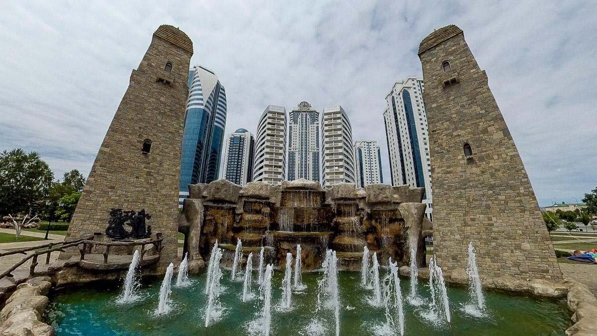 Ваше величество Кавказ! Захватывающие виды, мистическая атмосфера прошлого, яркая самобытность. Этим летом съемочная команда из Владимира открыла для себя живописные просторы Чечни и Дагестана. Ребята запечатлели их с высоты птичьего полета для новых VR-фильмов, а также поделились с нами советами для экономного путешествия по республикам.