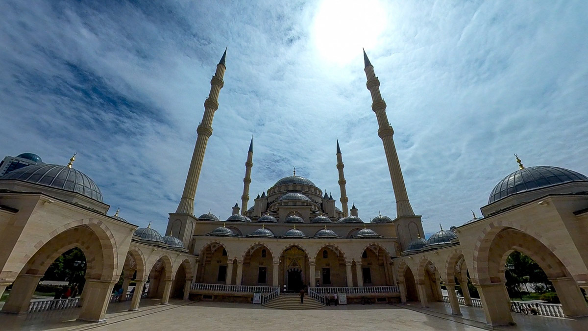Ваше величество Кавказ! Захватывающие виды, мистическая атмосфера прошлого, яркая самобытность. Этим летом съемочная команда из Владимира открыла для себя живописные просторы Чечни и Дагестана. Ребята запечатлели их с высоты птичьего полета для новых VR-фильмов, а также поделились с нами советами для экономного путешествия по республикам.