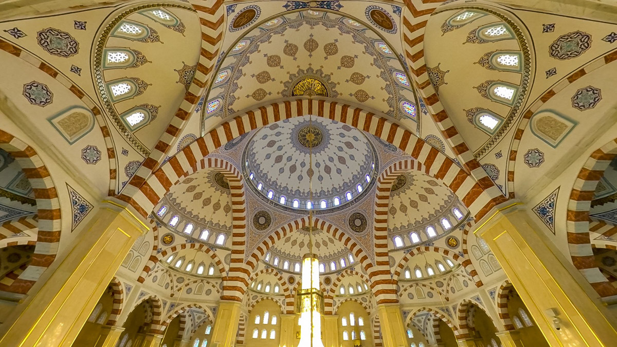 Ваше величество Кавказ! Захватывающие виды, мистическая атмосфера прошлого, яркая самобытность. Этим летом съемочная команда из Владимира открыла для себя живописные просторы Чечни и Дагестана. Ребята запечатлели их с высоты птичьего полета для новых VR-фильмов, а также поделились с нами советами для экономного путешествия по республикам.