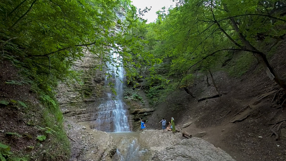 Ваше величество Кавказ! Захватывающие виды, мистическая атмосфера прошлого, яркая самобытность. Этим летом съемочная команда из Владимира открыла для себя живописные просторы Чечни и Дагестана. Ребята запечатлели их с высоты птичьего полета для новых VR-фильмов, а также поделились с нами советами для экономного путешествия по республикам.