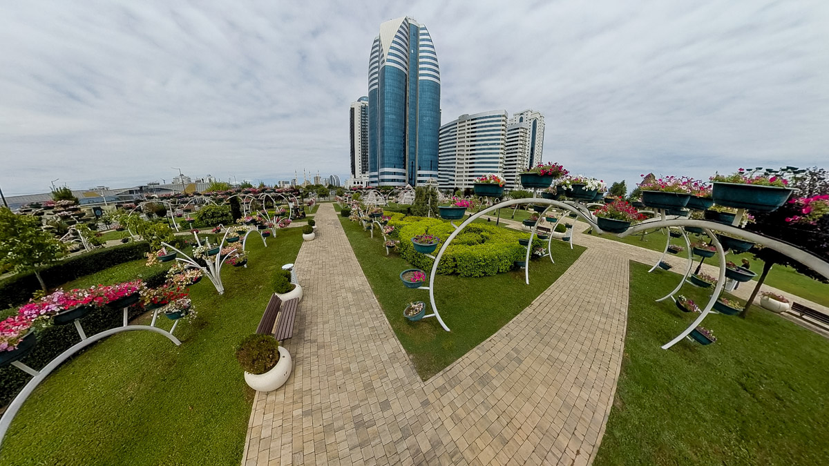 Ваше величество Кавказ! Захватывающие виды, мистическая атмосфера прошлого, яркая самобытность. Этим летом съемочная команда из Владимира открыла для себя живописные просторы Чечни и Дагестана. Ребята запечатлели их с высоты птичьего полета для новых VR-фильмов, а также поделились с нами советами для экономного путешествия по республикам.