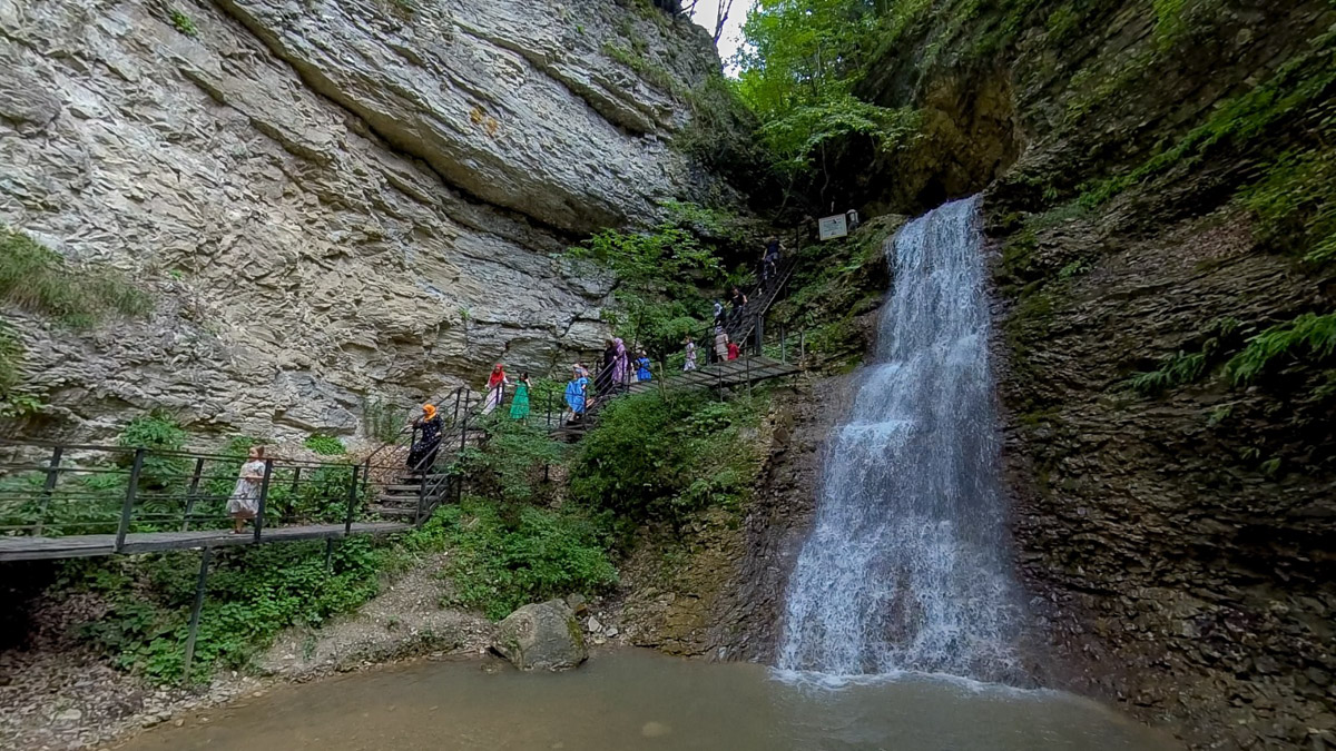 Ваше величество Кавказ! Захватывающие виды, мистическая атмосфера прошлого, яркая самобытность. Этим летом съемочная команда из Владимира открыла для себя живописные просторы Чечни и Дагестана. Ребята запечатлели их с высоты птичьего полета для новых VR-фильмов, а также поделились с нами советами для экономного путешествия по республикам.
