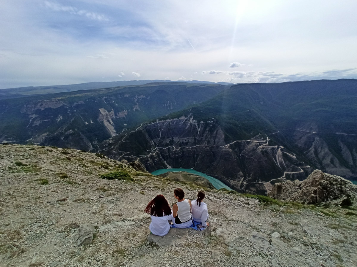 Ваше величество Кавказ! Захватывающие виды, мистическая атмосфера прошлого, яркая самобытность. Этим летом съемочная команда из Владимира открыла для себя живописные просторы Чечни и Дагестана. Ребята запечатлели их с высоты птичьего полета для новых VR-фильмов, а также поделились с нами советами для экономного путешествия по республикам.