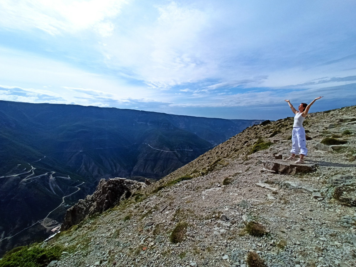 Ваше величество Кавказ! Захватывающие виды, мистическая атмосфера прошлого, яркая самобытность. Этим летом съемочная команда из Владимира открыла для себя живописные просторы Чечни и Дагестана. Ребята запечатлели их с высоты птичьего полета для новых VR-фильмов, а также поделились с нами советами для экономного путешествия по республикам.