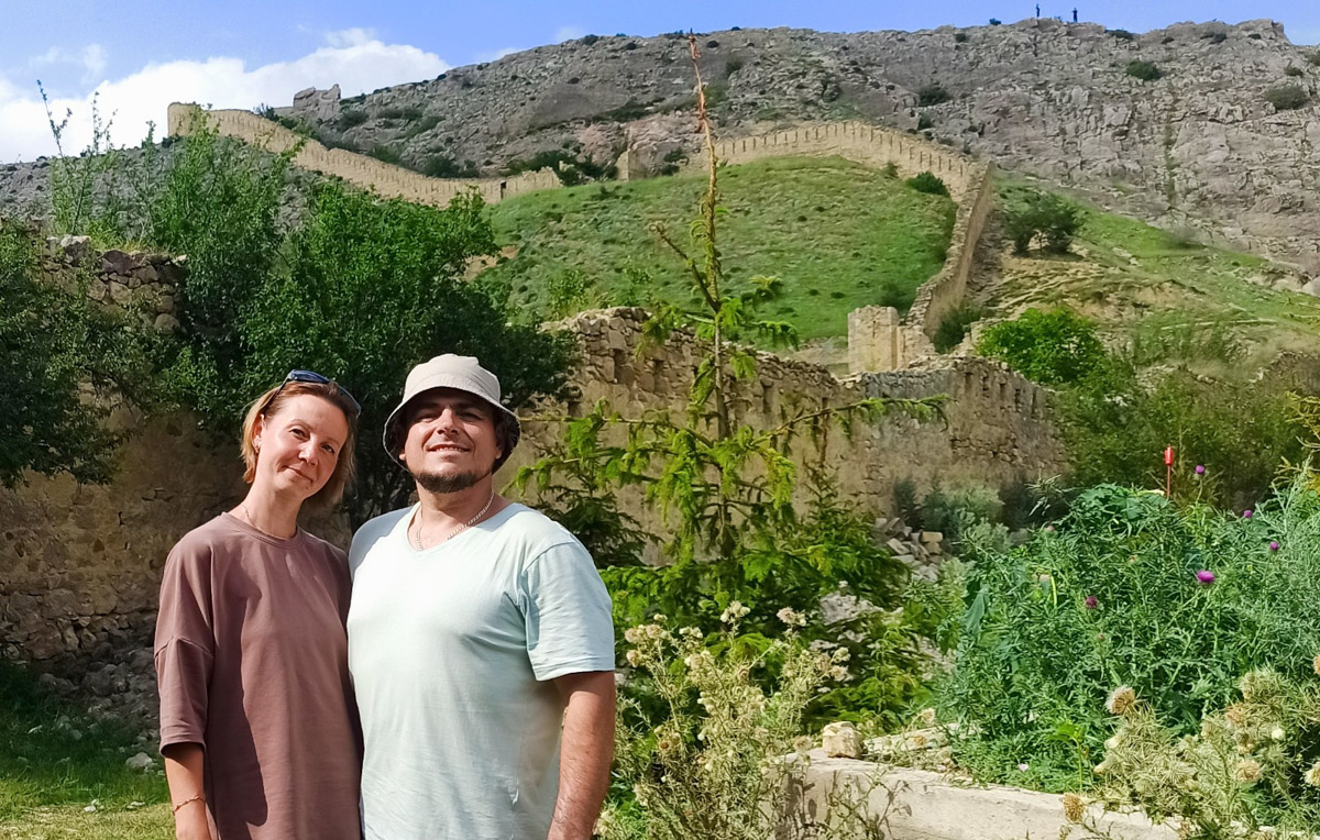 Ваше величество Кавказ! Захватывающие виды, мистическая атмосфера прошлого, яркая самобытность. Этим летом съемочная команда из Владимира открыла для себя живописные просторы Чечни и Дагестана. Ребята запечатлели их с высоты птичьего полета для новых VR-фильмов, а также поделились с нами советами для экономного путешествия по республикам.