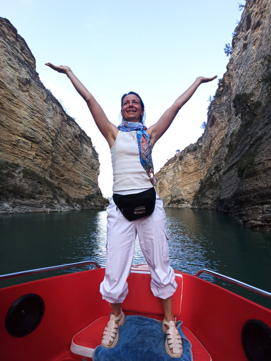 Ваше величество Кавказ! Захватывающие виды, мистическая атмосфера прошлого, яркая самобытность. Этим летом съемочная команда из Владимира открыла для себя живописные просторы Чечни и Дагестана. Ребята запечатлели их с высоты птичьего полета для новых VR-фильмов, а также поделились с нами советами для экономного путешествия по республикам.