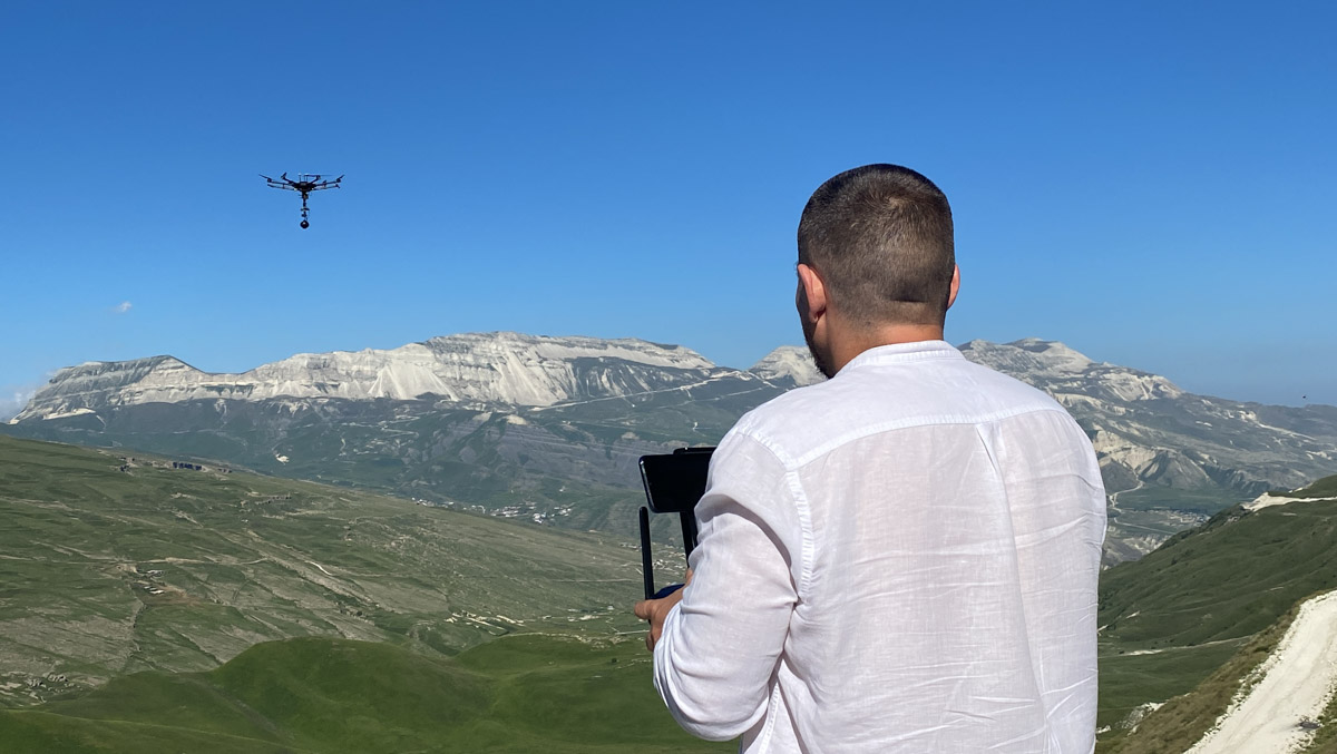 Ваше величество Кавказ! Захватывающие виды, мистическая атмосфера прошлого, яркая самобытность. Этим летом съемочная команда из Владимира открыла для себя живописные просторы Чечни и Дагестана. Ребята запечатлели их с высоты птичьего полета для новых VR-фильмов, а также поделились с нами советами для экономного путешествия по республикам.