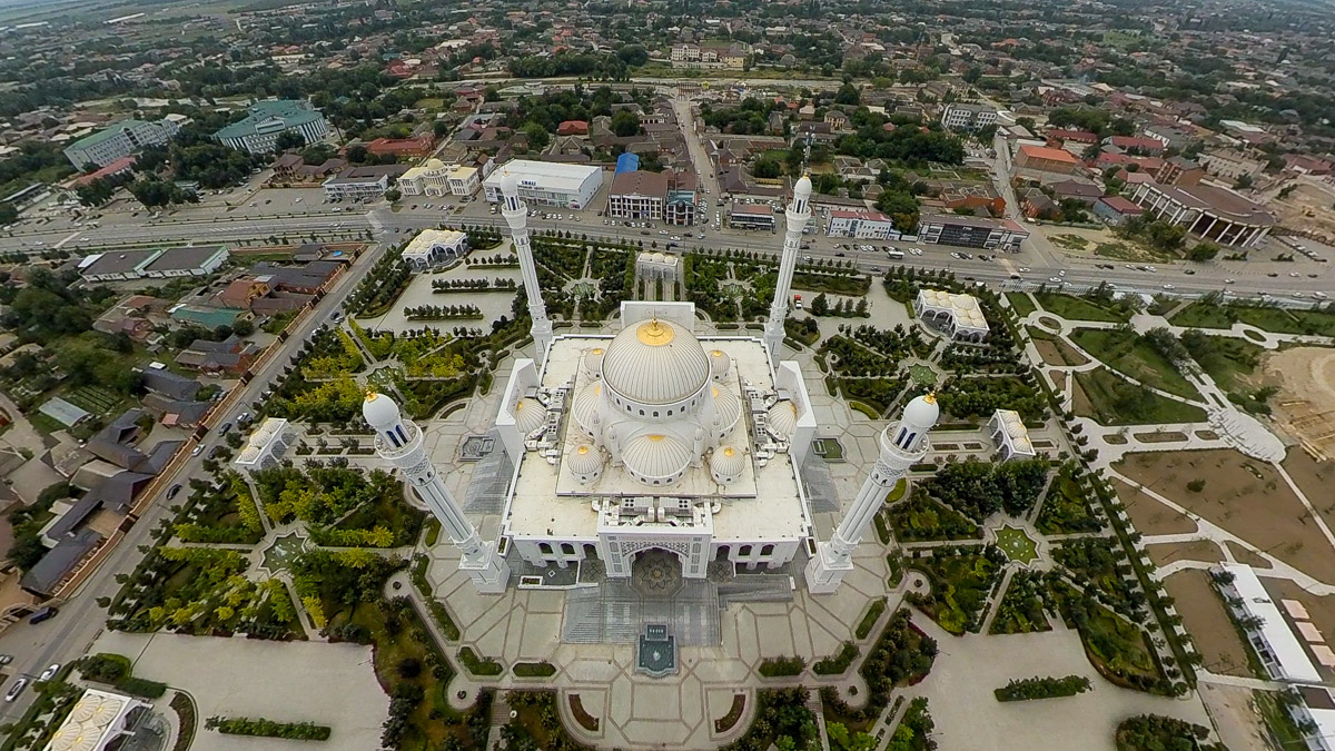 Ваше величество Кавказ! Захватывающие виды, мистическая атмосфера прошлого, яркая самобытность. Этим летом съемочная команда из Владимира открыла для себя живописные просторы Чечни и Дагестана. Ребята запечатлели их с высоты птичьего полета для новых VR-фильмов, а также поделились с нами советами для экономного путешествия по республикам.