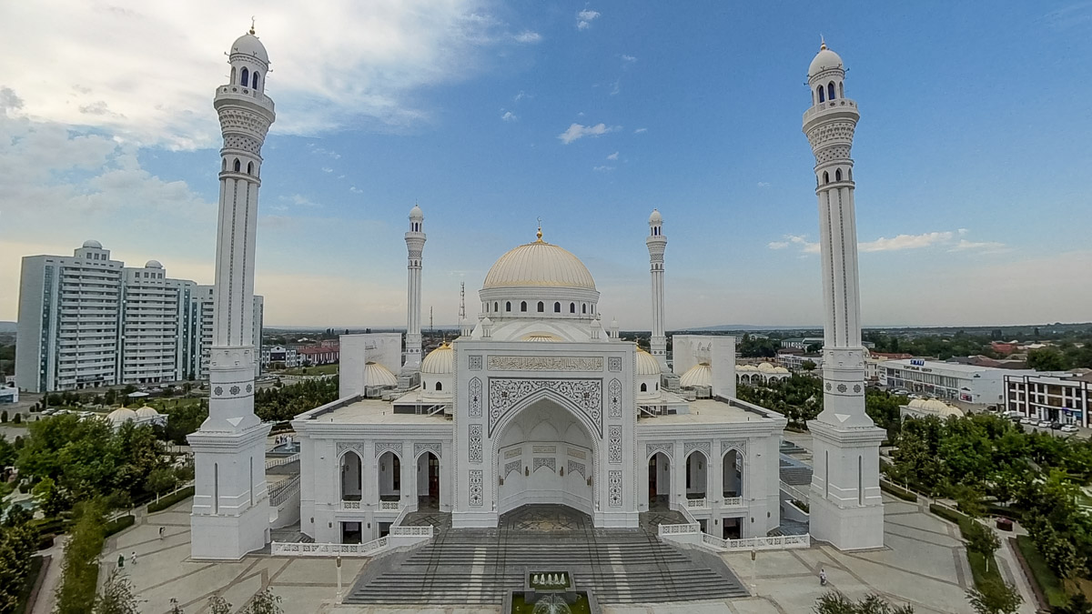 Ваше величество Кавказ! Захватывающие виды, мистическая атмосфера прошлого, яркая самобытность. Этим летом съемочная команда из Владимира открыла для себя живописные просторы Чечни и Дагестана. Ребята запечатлели их с высоты птичьего полета для новых VR-фильмов, а также поделились с нами советами для экономного путешествия по республикам.