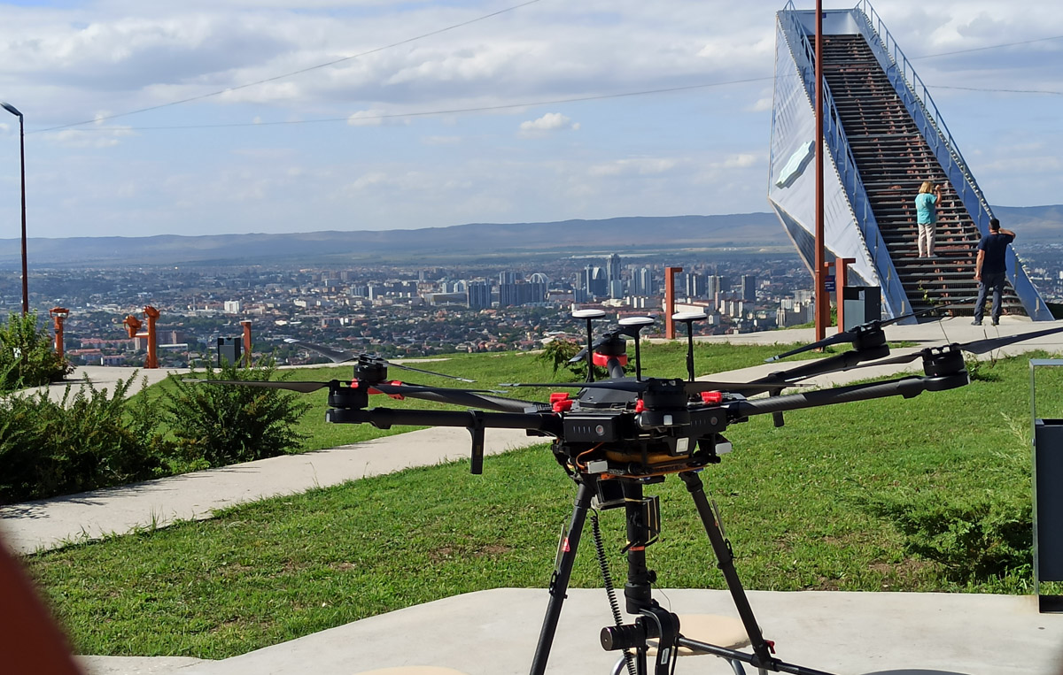 Ваше величество Кавказ! Захватывающие виды, мистическая атмосфера прошлого, яркая самобытность. Этим летом съемочная команда из Владимира открыла для себя живописные просторы Чечни и Дагестана. Ребята запечатлели их с высоты птичьего полета для новых VR-фильмов, а также поделились с нами советами для экономного путешествия по республикам.