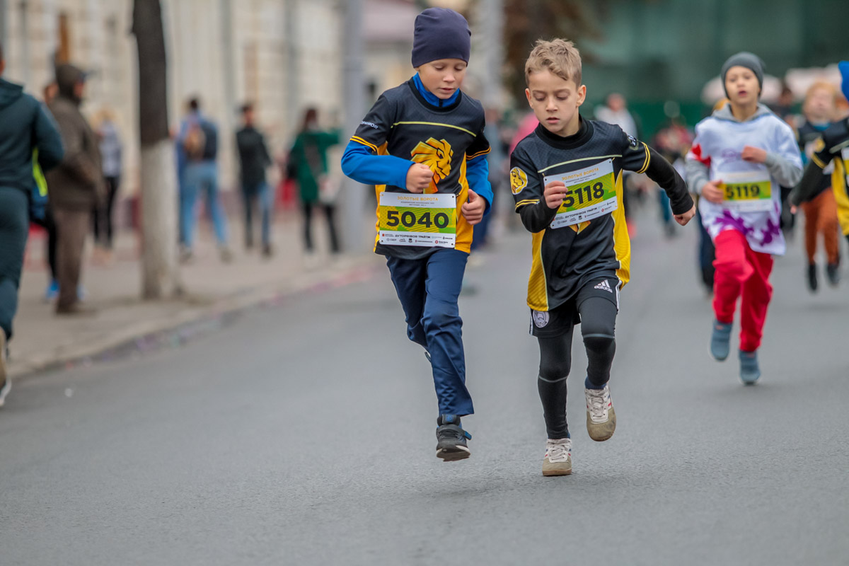 В минувшие выходные центр Владимира был отдан любителям здорового образа жизни. На старт полумарафона «Золотые ворота» вышли спортсмены из 31 региона страны. Всего две тысячи человек. Среди них были люди разных возрастов и уровней физической подготовки.
