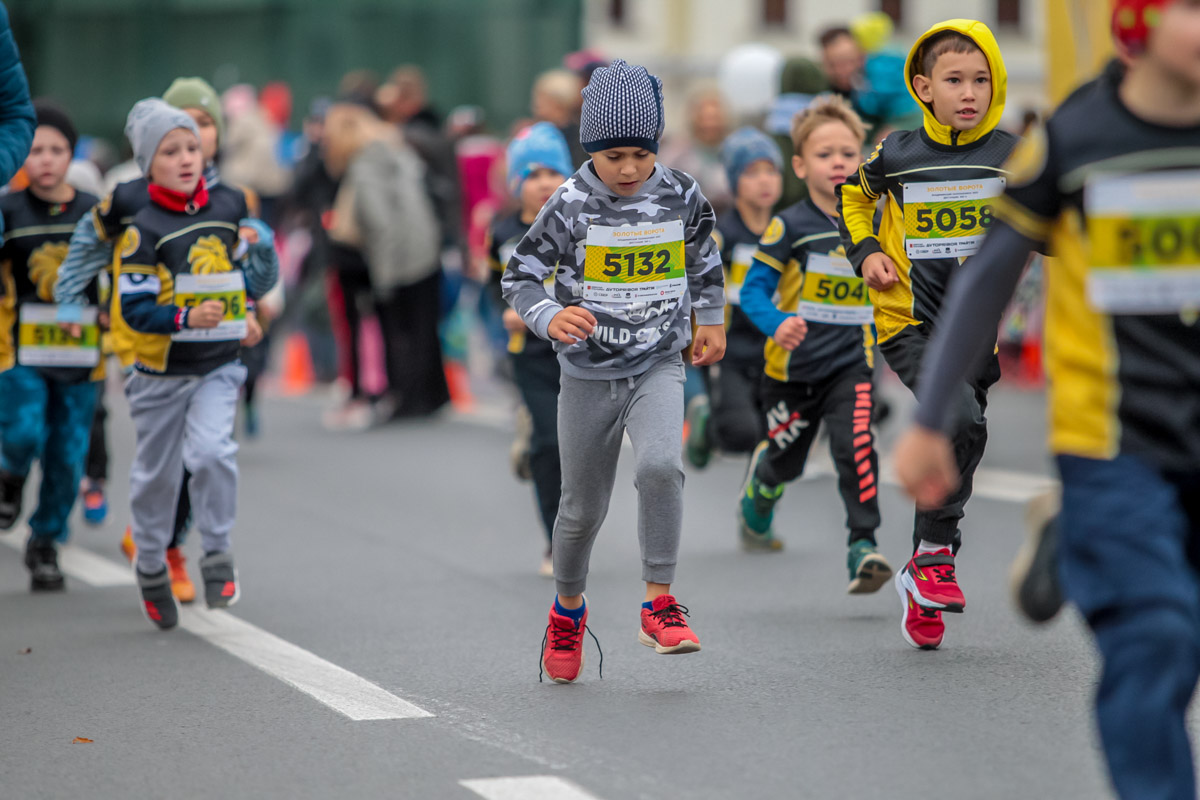 В минувшие выходные центр Владимира был отдан любителям здорового образа жизни. На старт полумарафона «Золотые ворота» вышли спортсмены из 31 региона страны. Всего две тысячи человек. Среди них были люди разных возрастов и уровней физической подготовки.