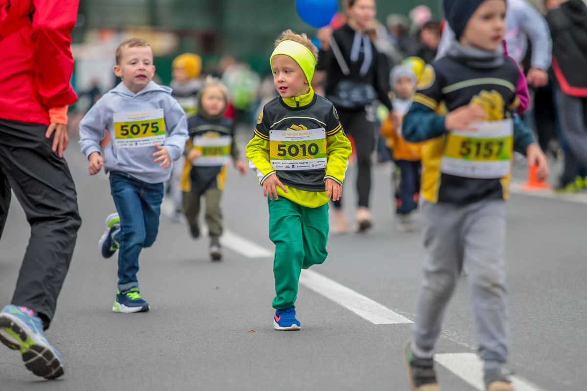 В минувшие выходные центр Владимира был отдан любителям здорового образа жизни. На старт полумарафона «Золотые ворота» вышли спортсмены из 31 региона страны. Всего две тысячи человек. Среди них были люди разных возрастов и уровней физической подготовки.