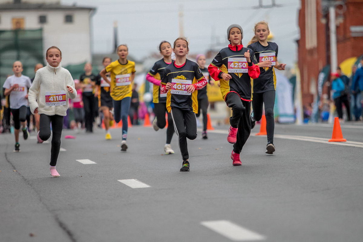 В минувшие выходные центр Владимира был отдан любителям здорового образа жизни. На старт полумарафона «Золотые ворота» вышли спортсмены из 31 региона страны. Всего две тысячи человек. Среди них были люди разных возрастов и уровней физической подготовки.