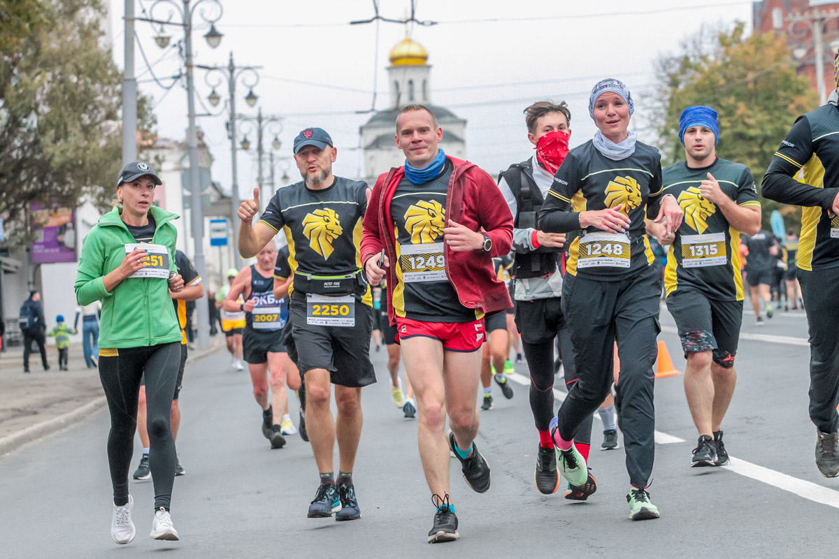 В минувшие выходные центр Владимира был отдан любителям здорового образа жизни. На старт полумарафона «Золотые ворота» вышли спортсмены из 31 региона страны. Всего две тысячи человек. Среди них были люди разных возрастов и уровней физической подготовки.