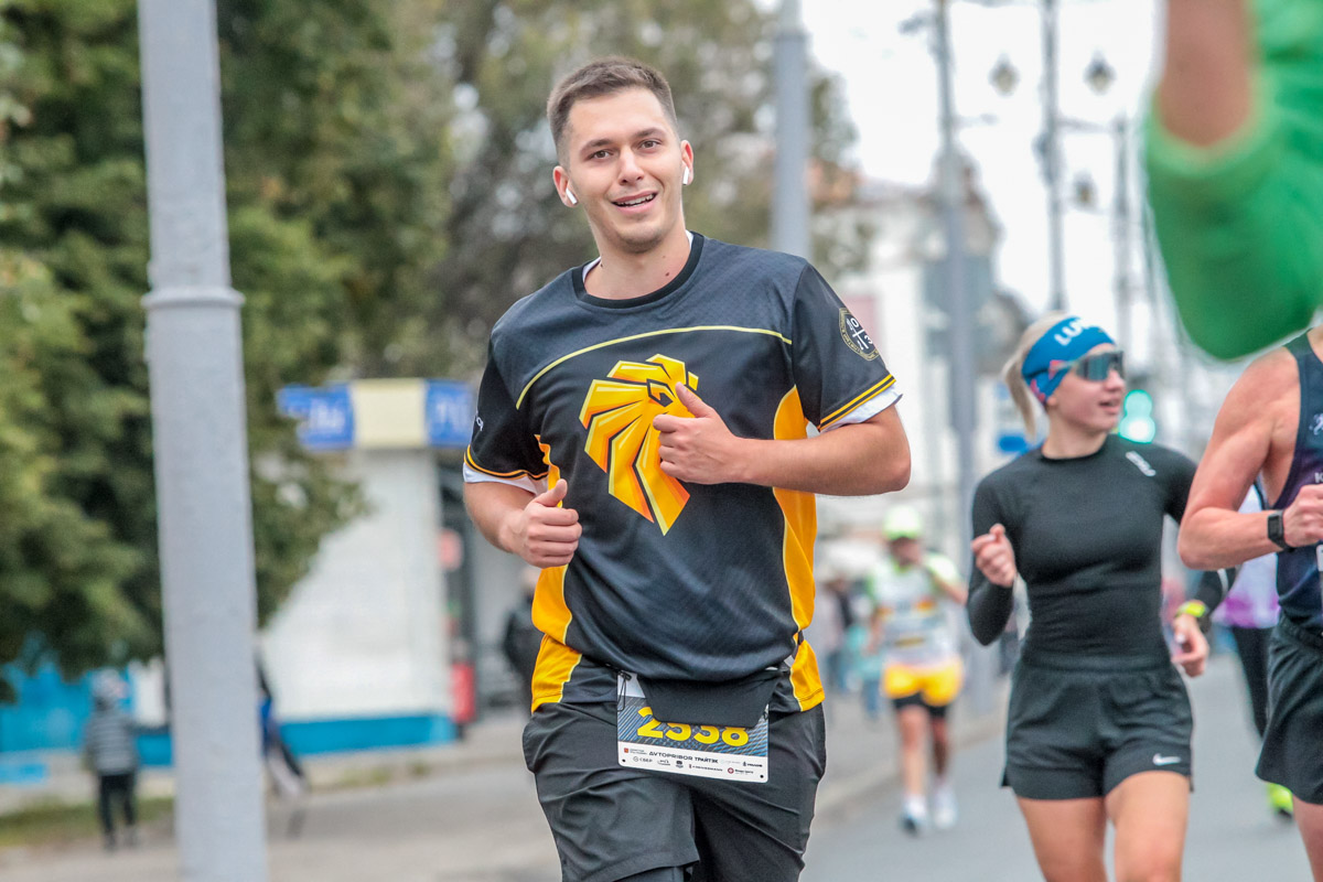 В минувшие выходные центр Владимира был отдан любителям здорового образа жизни. На старт полумарафона «Золотые ворота» вышли спортсмены из 31 региона страны. Всего две тысячи человек. Среди них были люди разных возрастов и уровней физической подготовки.